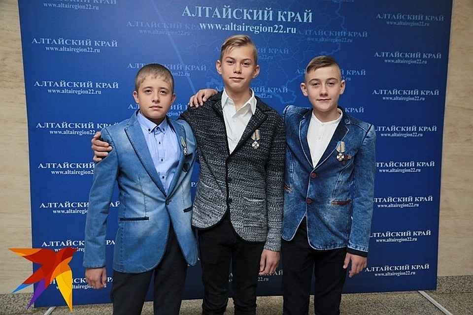 Максим Аксёнов с ребятами.