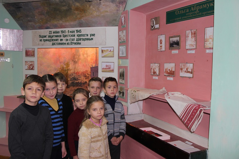 В школьном музее дети слушают рассказ об Оле Абрамук.