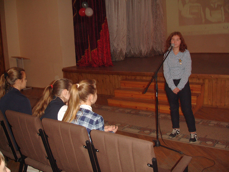 Эльвира Абдулова выступает в школе перед сверстниками.