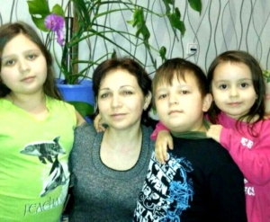 Ильнур Абакиров стоит с мамой и сёстрами.