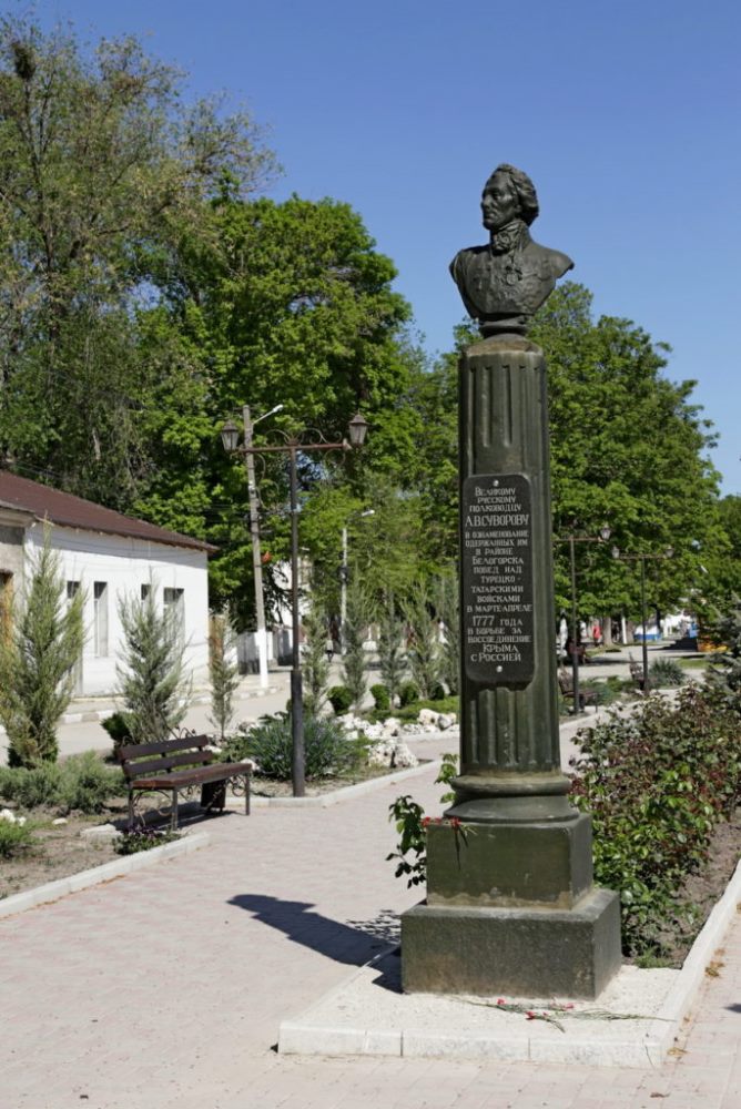Памятник Суворову в Бахчисарае.