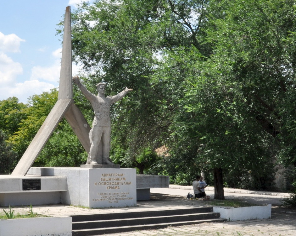 Памятник авиаторам в Джанкое.