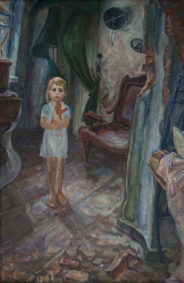 Посреди разорённой комнаты стоит худенькая девочка в белом платье, обнимает старую куклу. Картина.