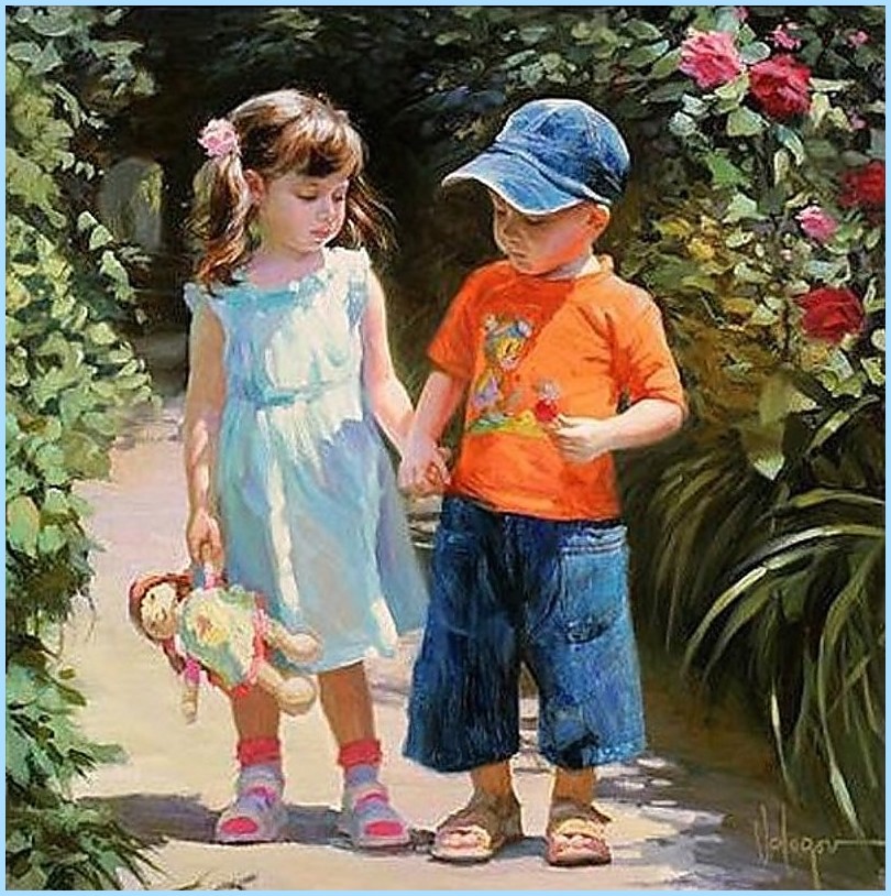 Девочка и мальчик дошкольного возраста общаются на дорожке в летнем саду.