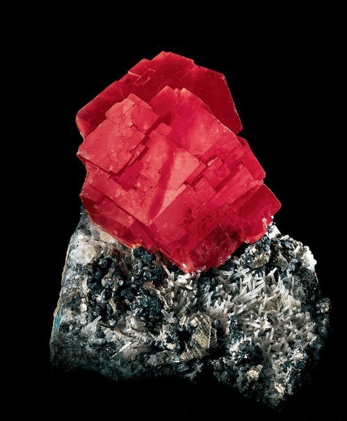 Красный минерал.