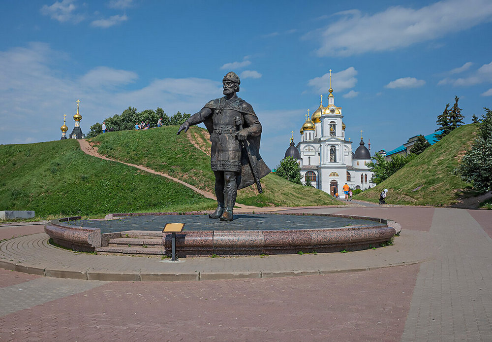 Памятник Юрию Долгорукому.