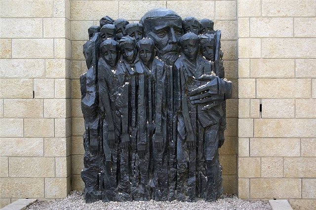 Памятник Янушу Корчаку и детям.
