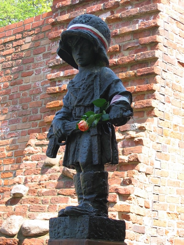 Памятник маленькому повстанцу.