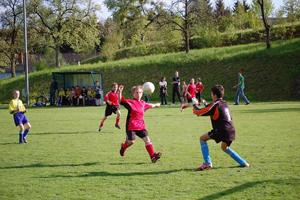 Дети играют в футбол на соревнованиях. Фотография.