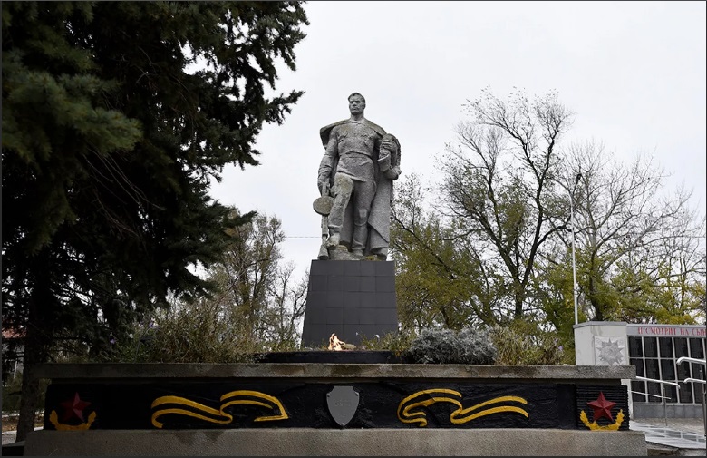 Памятник воину-освободителю в Арзгире.