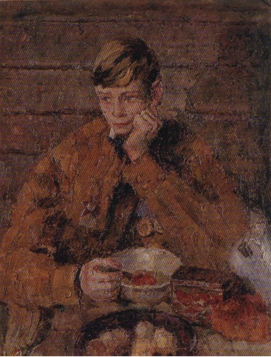 Подросток в наброшенном на плечи военном ватнике задумчиво смотрит вбок, держа на коленях походный обед. Картина.