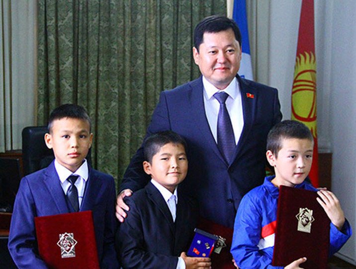 Юные герои Киргизии на награждении.