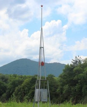 Памятный обелиск на месте стоянки партизан отряда «Тихий»