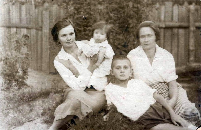 Лёня Горб с родными. Фото 1.
