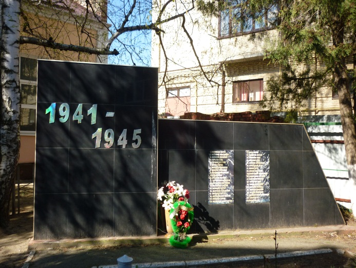 Памятник погибшим ученикам.