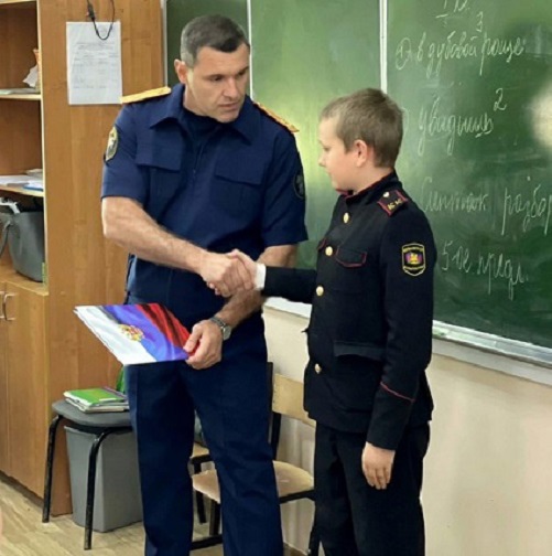Ярославу Волошину вручают награду.