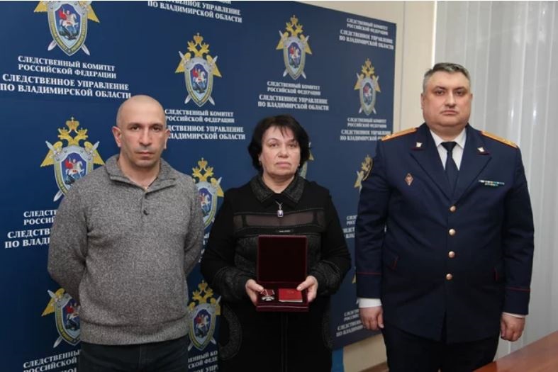 Бабушке Саши Смирнова переданы награды внука.