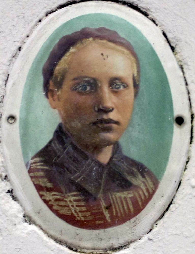 Портрет Лиды Матвеевой на могиле.