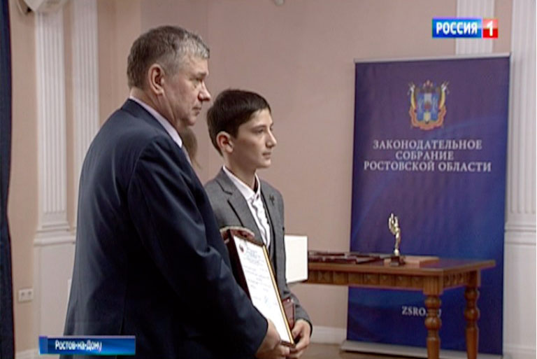Гаджи Абакарову вручают диплом.