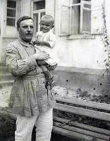 Доктор Янчевский с сыном Павликом.