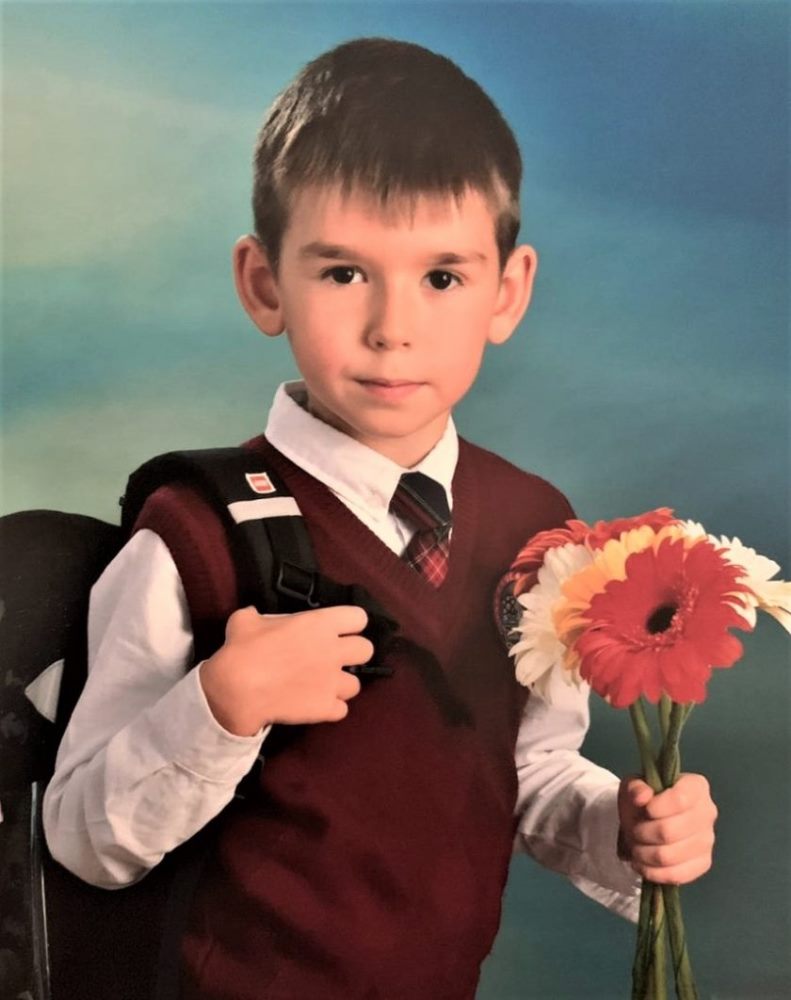 Тагир Абитов с ранцем и букетом цветов.