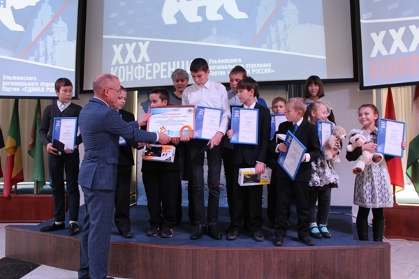 Максим Дуров среди ребят на награждении.