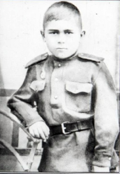 Тельман Абдушукуров стоит в военной форме.